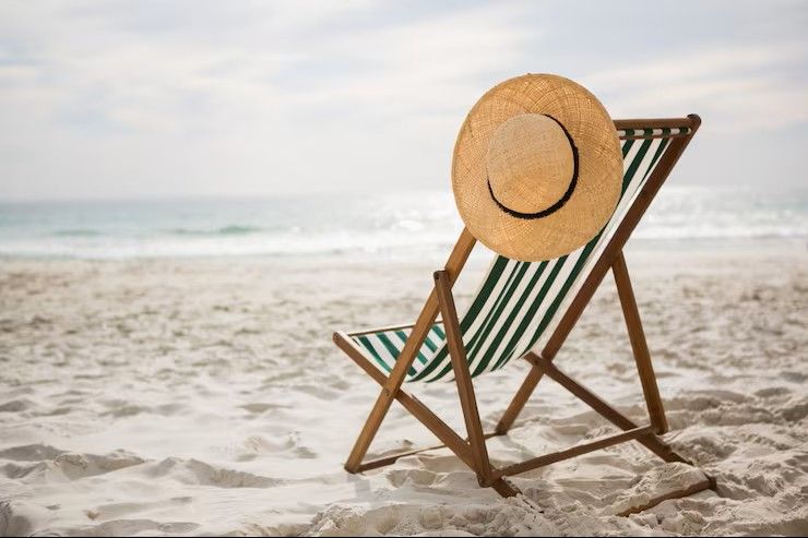 chapeau-paille-garde-vide-chaise-plage_1252-488.jpg
